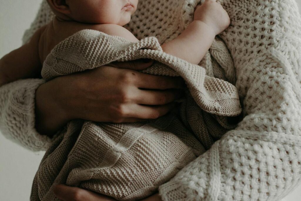 Với trường hợp trẻ còn nhỏ, bố mẹ có thể giúp trẻ vệ sinh vùng quy đầu, khi tắm cần kéo và rửa nhẹ nhàng